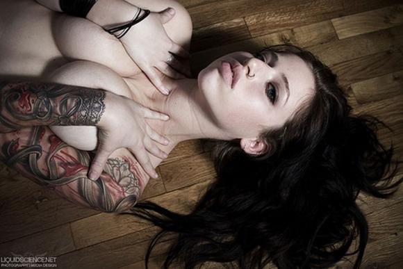 hot_girls_with_tattoos_10