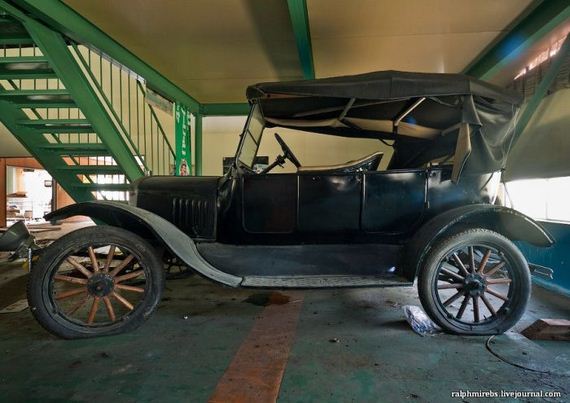 Abandoned Retro Car Museum in Japan