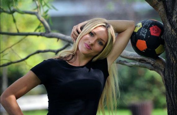 this_blonde_bombshell_is_a_football_fanatic