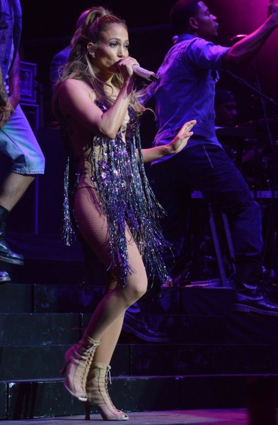 Jennifer-Lopez-performs