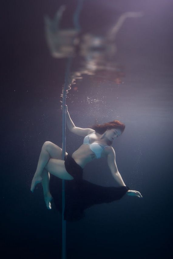 Underwater-Pole-Dancing