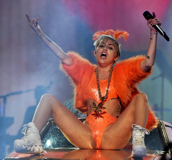 gallery_enlarged-Miley-Cyrus-Crotch