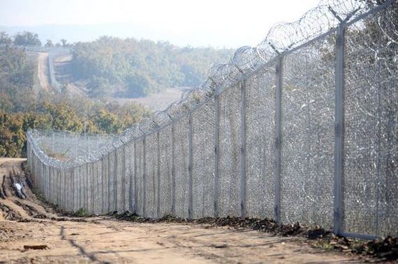 bulgaria_migrants_fence