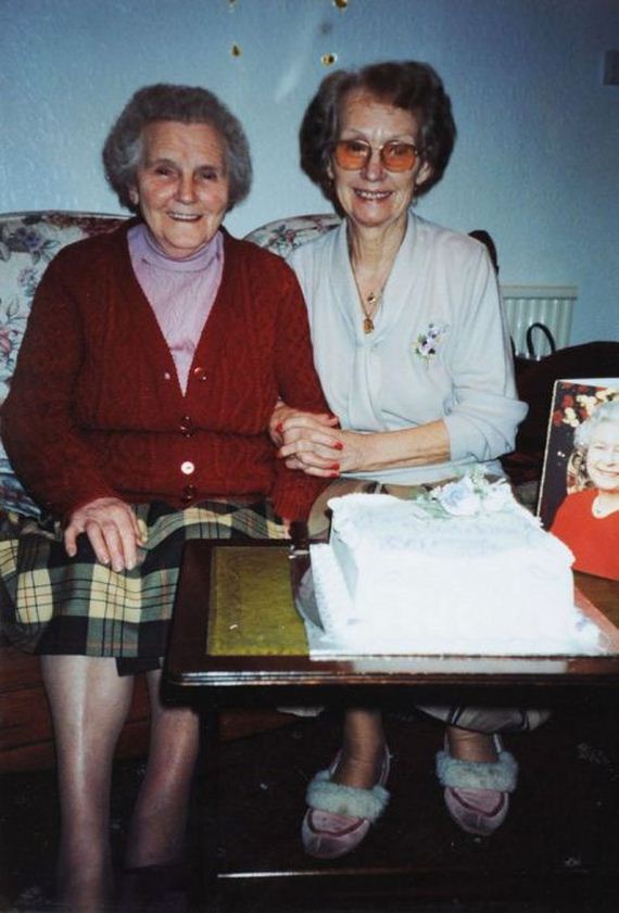 07-twin_sisters_100th_birthday