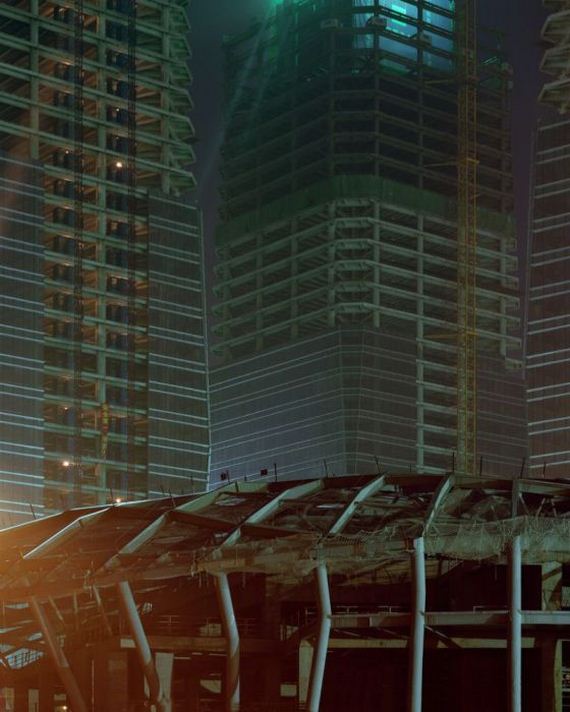 08-abandoned_futuristic_city