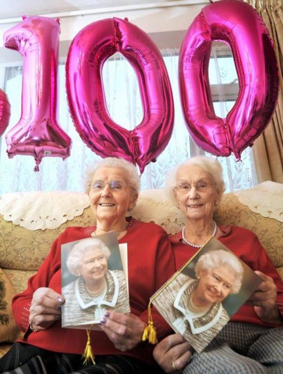 09-twin_sisters_100th_birthday
