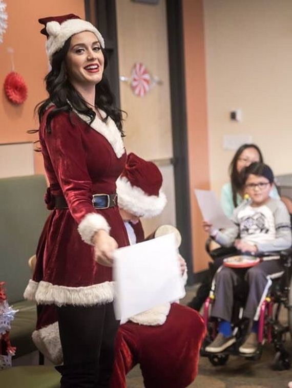 08-katy-perry-visiting-a-childrens-hospital