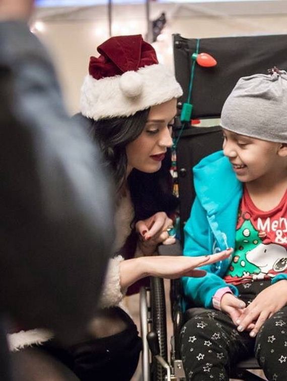 11-katy-perry-visiting-a-childrens-hospital