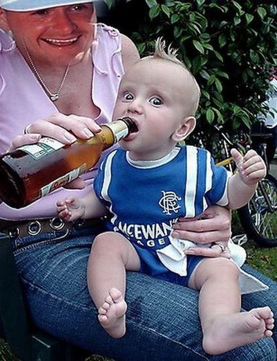 Ребенок пьяница. Ребенок с пивом. Малыши алкаши. Дети пьют пиво. Маленький алкоголик.