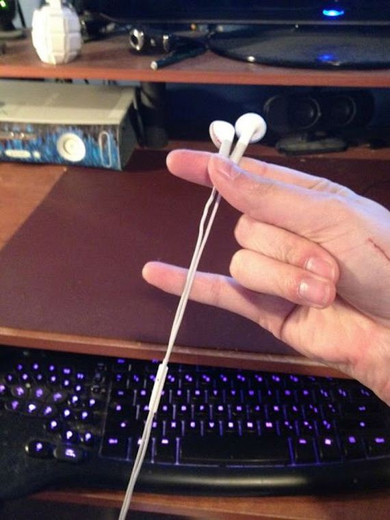 Simple and Useful Method of Tying Headphones Barnorama