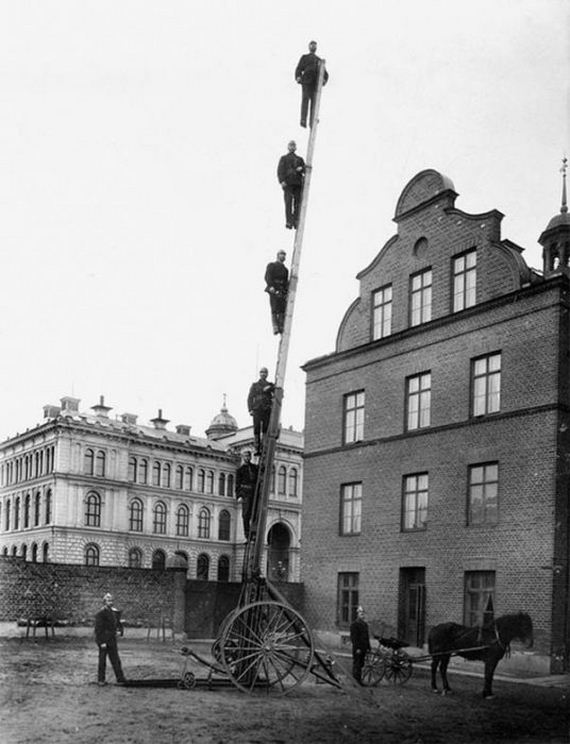 B403