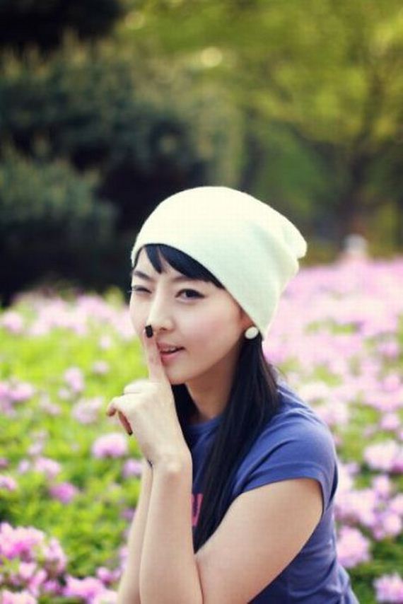 Азиатская девушка в берете с соломинкой. Pose 96. Asia net