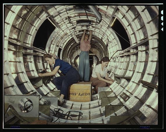 Female-Riveters-During-WWII
