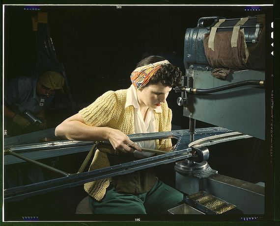 Female-Riveters-During-WWII