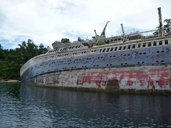 abandoned-cruise-ship-world-discoverer