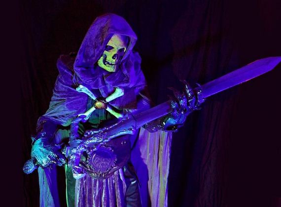 awesome_black_light_glowing_skeletor_costume