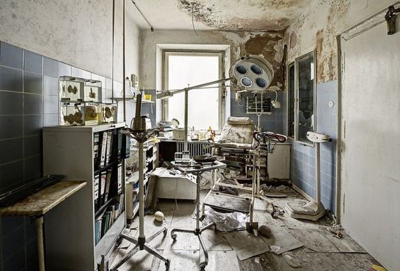 creepy_photos_of_doctors_deserted_mansion
