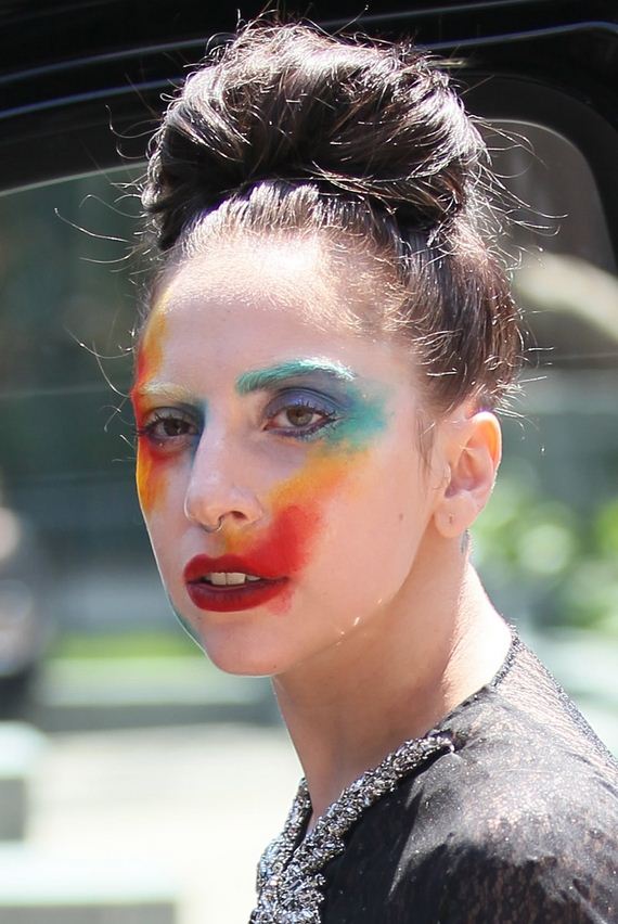 Lady Gaga learned how to do her own makeup - Barnorama