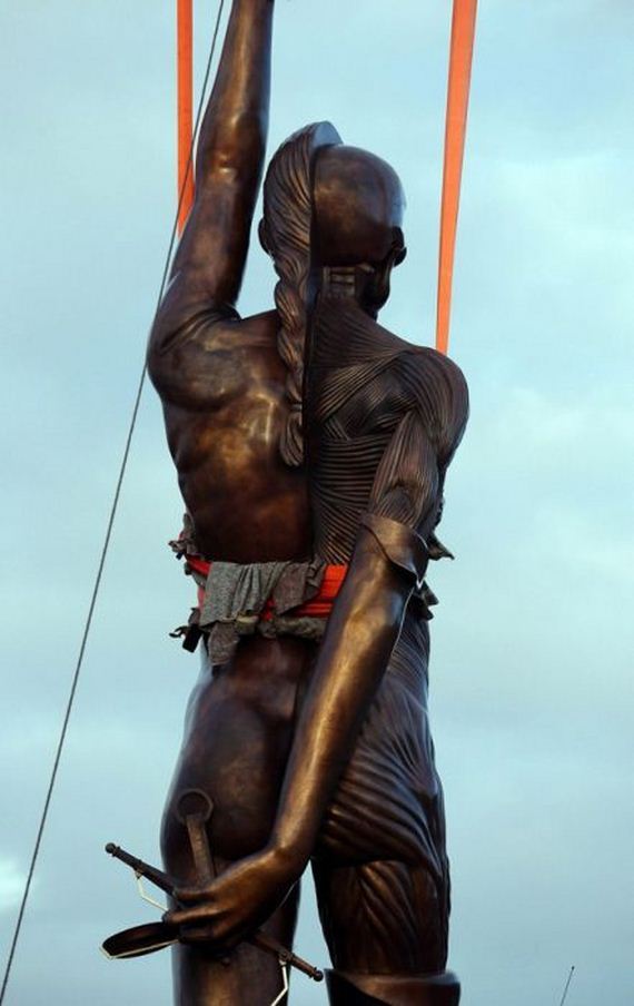 giant-bronze-statue