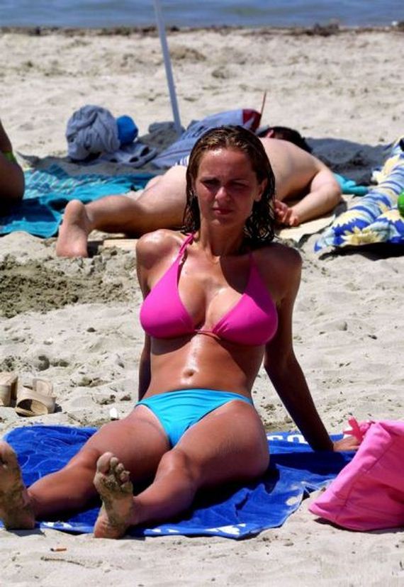 girls-in-bikini-52