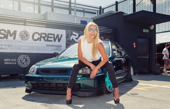 girls_and_cars2