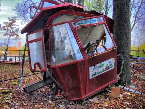 haunting_photos_of_an_abandoned_german_amusement_park