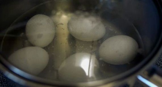 how_to_make_scrambled_eggs_inside_their_shell