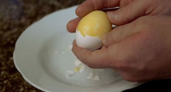 how_to_make_scrambled_eggs_inside_their_shell
