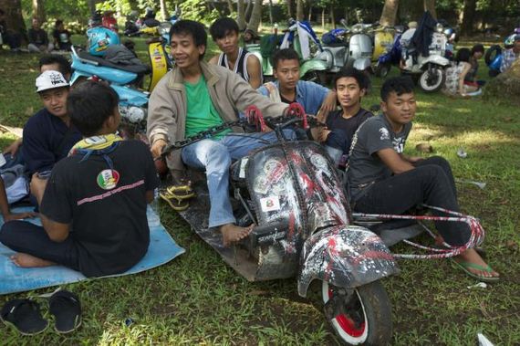 indonesians_ride_the_oddest_motorbikes_ever