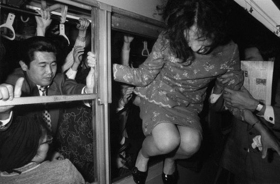 insane_photos_of_tokyo_commuters