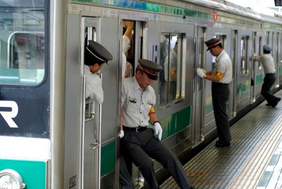 insane_photos_of_tokyo_commuters