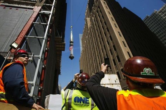 the_final_piece_of_one_world_trade_center_has_been_lifted