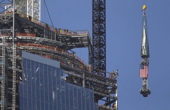 the_final_piece_of_one_world_trade_center_has_been_lifted