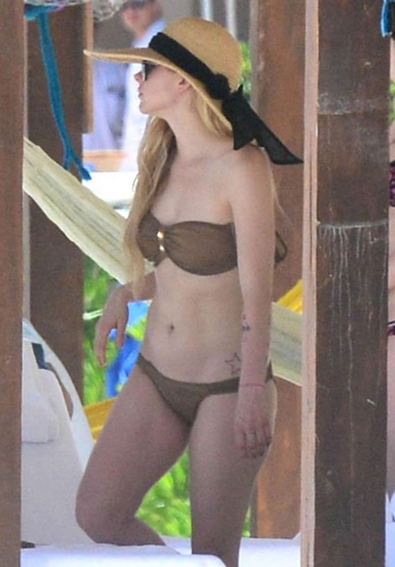 Avril-Lavigne-bikini