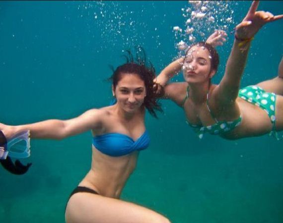 a-under-water-girls