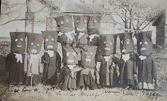 creepy_vintage_halloween_costumes