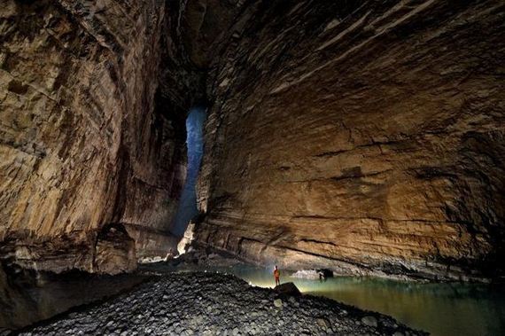 explorers_uncover_an_entire_world_inside_a_cave