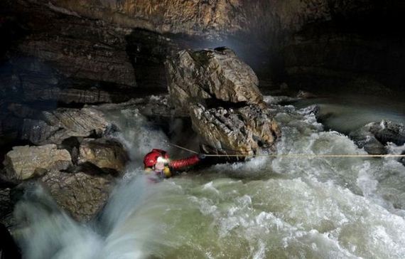 explorers_uncover_an_entire_world_inside_a_cave
