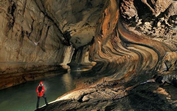 explorers_uncover_an_entire_world_inside_a_cave