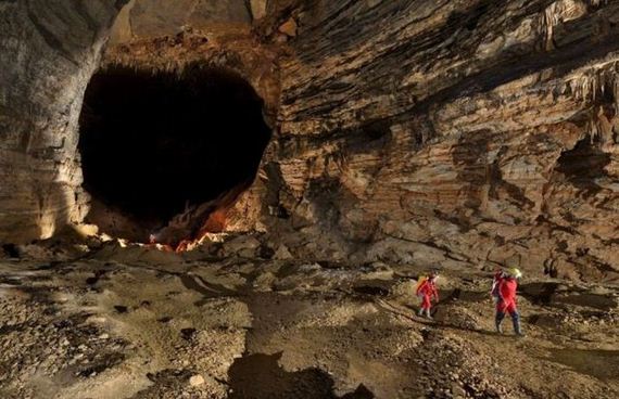 explorers_uncover_an_entire_world_inside_a_cave