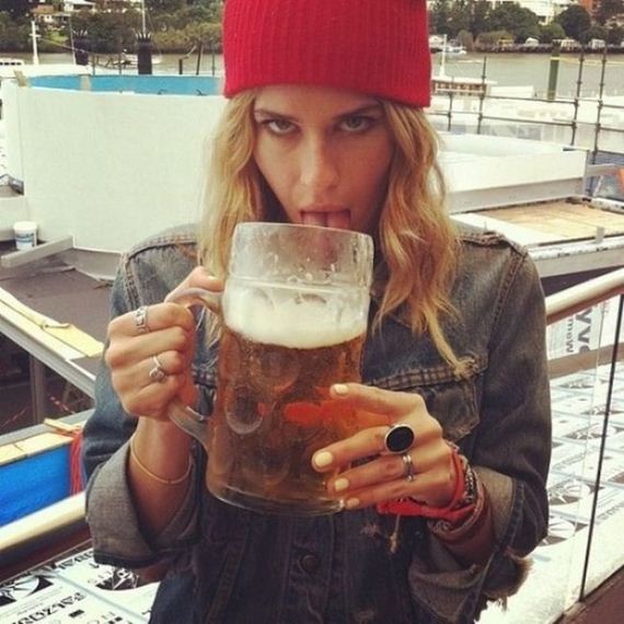 girls_drinking_beer