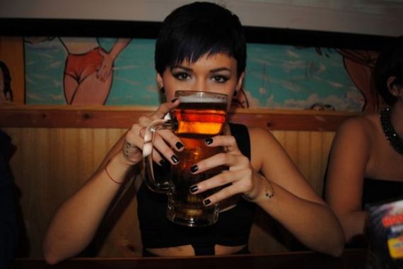 girls_drinking_beer