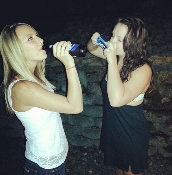 girls_drinking_beer
