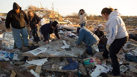 man_finds_his_dog_in_rubble_of_illinois_tornado