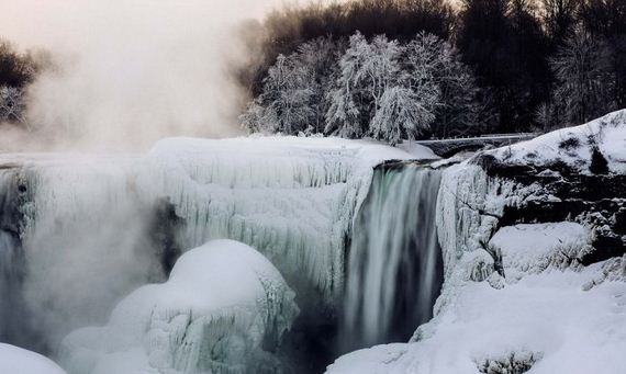 niagara_falls_comes_frozen