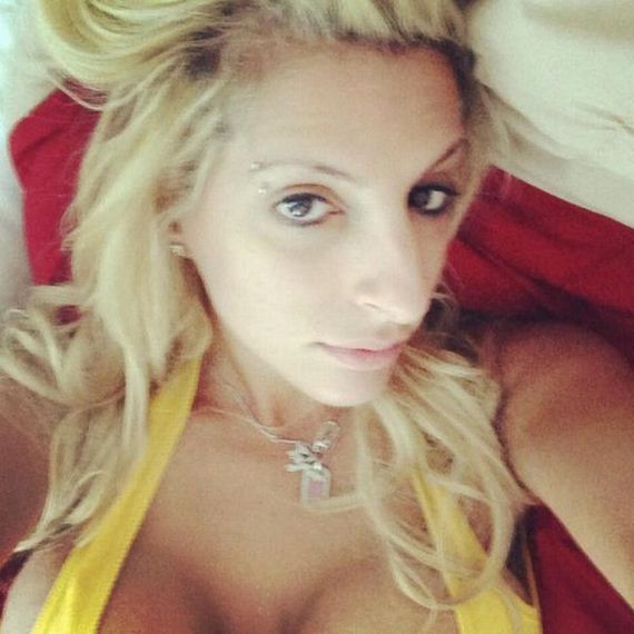 online_adult_entertainer_has_a_full_body_makeover