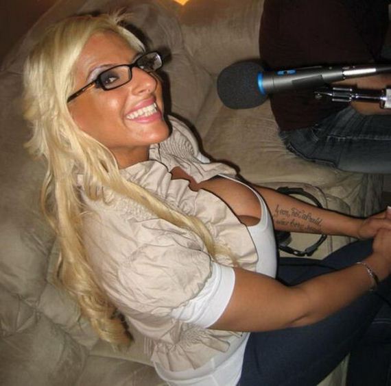 online_adult_entertainer_has_a_full_body_makeover