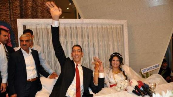 the_tallest_man_in_the_world_gets_married