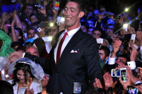 the_tallest_man_in_the_world_gets_married