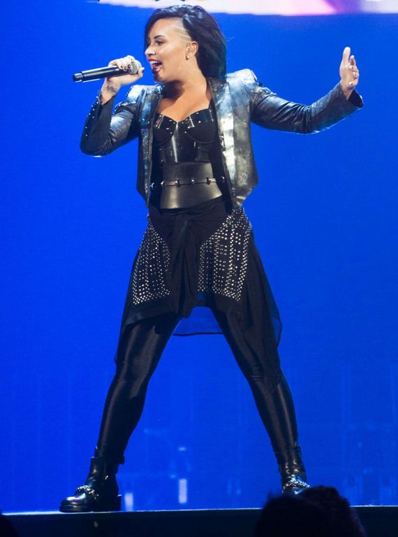 Demi-Lovato---Perform